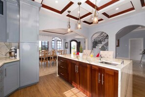 Full-size fridge, microwave, oven, stovetop