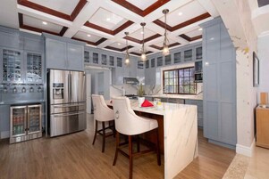 Full-size fridge, microwave, oven, stovetop