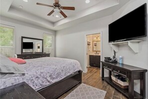 3 bedrooms, desk, iron/ironing board, travel cot - Aggieland, Home Sweet Home! (Bryan)
