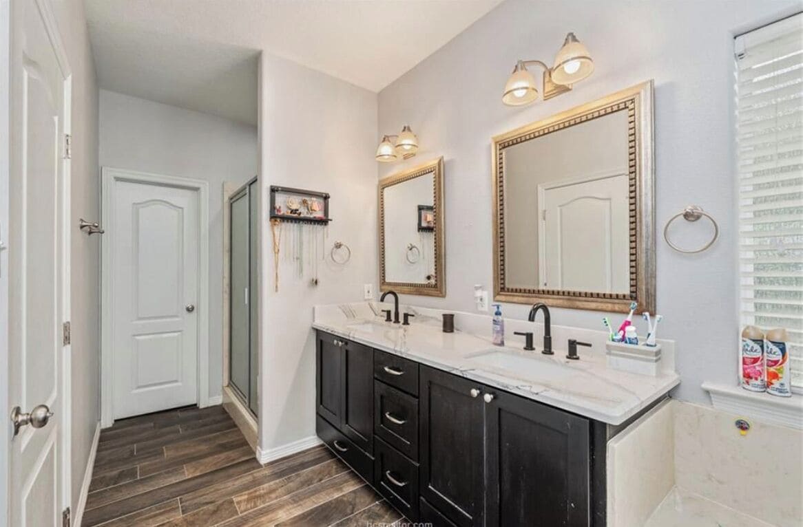 Combined shower/tub, jetted tub, hair dryer, towels