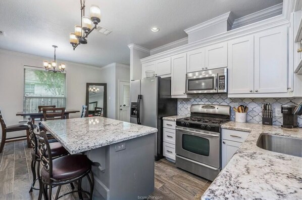 Geladeira, micro-ondas, fogão, cooktop