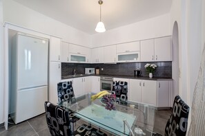 Kühlschrank, Ofen, Herdplatte, Wasserkocher mit Kaffee-/Teezubehör