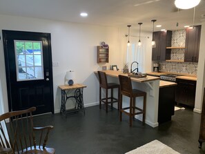 Fridge, microwave, oven, stovetop - Cottage in the Heart of Savannah. Minutes from downtown & Tybee Island (Savannah)