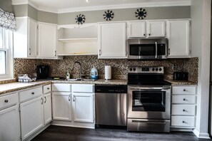 Fridge, microwave, oven, stovetop - Pleasurable Escape Hampton (Hampton)