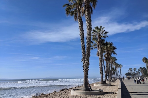 Ubicación cercana a la playa, tumbonas y toallas de playa