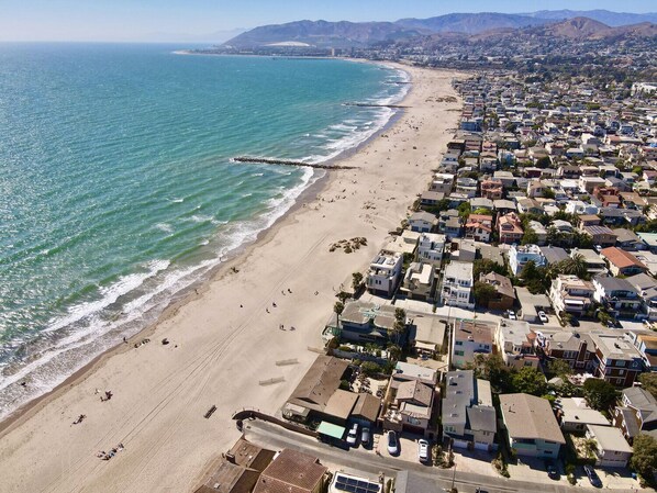 Beach nearby, sun-loungers, beach towels