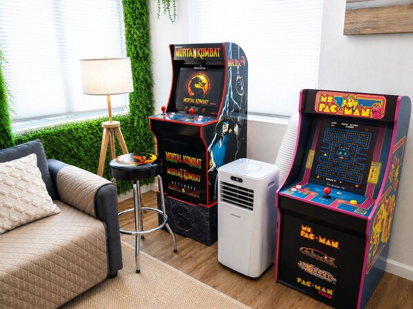 Games room - Green Haven, Arcades, 1 Minute Walk to Beach & Restaurants, 2 King Beds, Kitchen (Ventura)