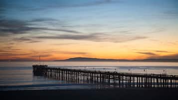 Playa en los alrededores, camastros y toallas de playa