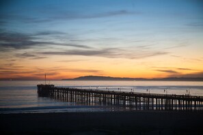 Beach nearby, sun-loungers, beach towels - Green Haven, Arcades, 1 Minute Walk to Beach & Restaurants, 2 King Beds, Kitchen (Ventura)