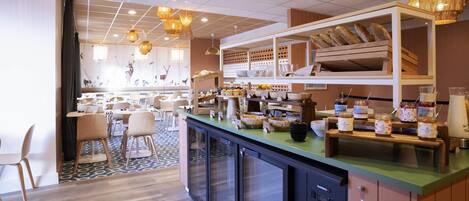 Un área de desayuno de hotel con mostrador, asientos y vista al comedor.