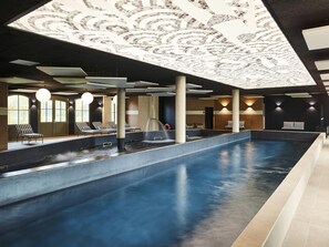 Innenpool, geöffnet von 09:30 Uhr bis 19:30 Uhr, Sonnenschirme