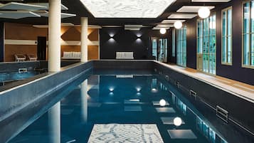 Una piscina techada, abierta desde las 09:30 hasta las 19:30, sombrillas