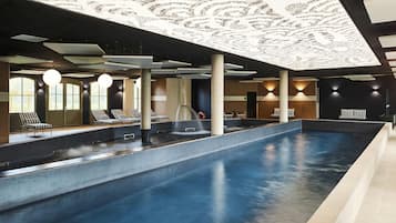 Piscine couverte, parasols de plage, chaises longues