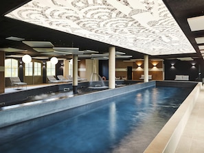 Piscina coberta (horari: 09:30-19:30), para-sols i gandules