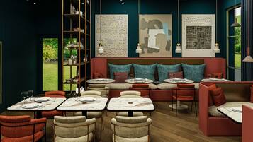 Un restaurant moderne doté d’un espace salon accueillant, de tables en bois et offrant une vue sur l’extérieur.