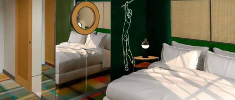 Ein modernes Schlafzimmer mit einem Bett, einem Nachttisch mit Lampe, einem Spiegel und einem farbenfrohen Streifen Teppich.