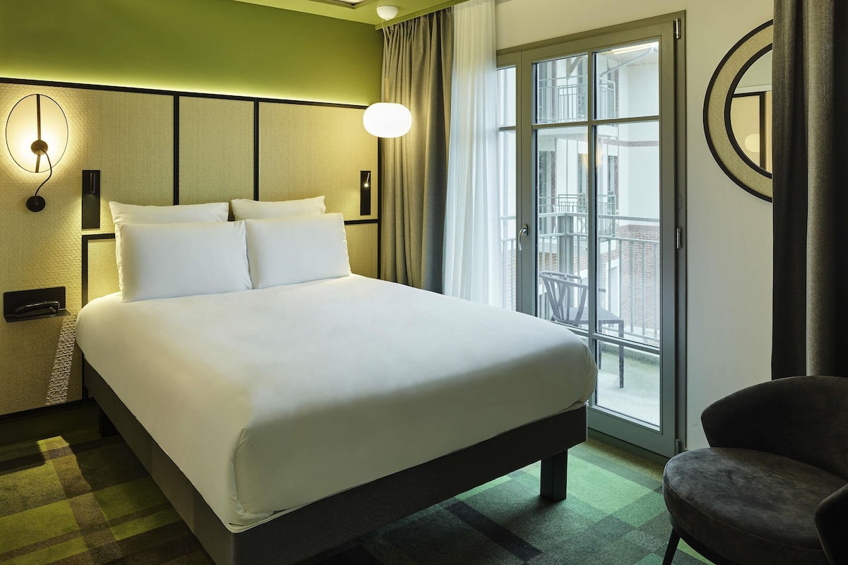 Premium bedding, in-room safe, individually furnished, blackout drapes