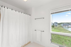 Combined shower/bathtub, jetted bath, bidet - Serene Sunrise & Shimmering Skyline. 5 Star Hosts (Ocean City)