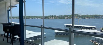6th Floor Views!! 2-Bedroom, 2-Bathroom. Beautiful Lakeside Pool!