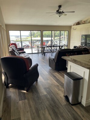 TV connectée, lecteur de DVD, livres, chaîne hi-fi