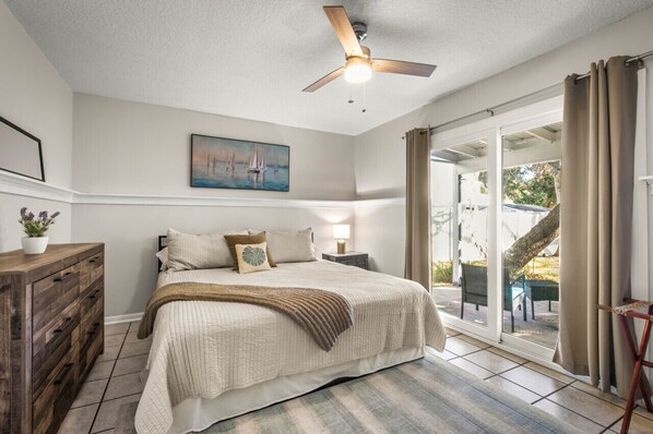 3 bedrooms, desk, iron/ironing board, travel crib - Walk2Beach / 3 Bdrm / 2 Bthrm / PetsOK / Fncd Yrd (Jacksonville Beach)