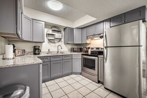 Fridge, microwave, oven, stovetop - Walk2Beach / 3 Bdrm / 2 Bthrm / PetsOK / Fncd Yrd (Jacksonville Beach)