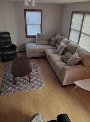 Living area - 5⭐️BEST PRICE⭐️Robert's 3 Room for 2-7ppl Long term (Providence)