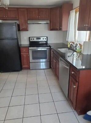 Private kitchen - 5⭐️BEST PRICE⭐️Robert's 3 Room for 2-7ppl Long term (Providence)