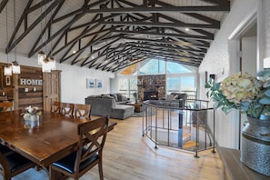 Interior - Ski Chalet: 0.5 mi to slopes. Great view-Fireplace (Sugar Mountain)