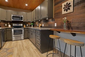 Fridge, microwave, oven, stovetop - Ski Chalet: 0.5 mi to slopes. Great view-Fireplace (Sugar Mountain)