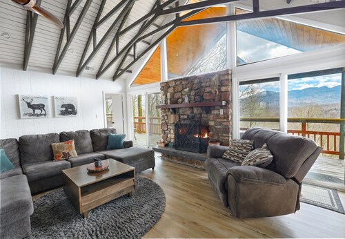 Ski Chalet: 0.5 mi to slopes. Great view-Fireplace