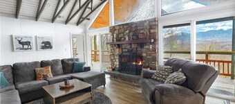 Ski Chalet: 0.5 mi to slopes. Great view-Fireplace