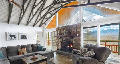 Ski Chalet: 0.5 mi to slopes. Great view-Fireplace