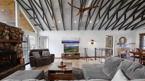 Living area - Ski Chalet: 0.5 mi to slopes. Great view-Fireplace-central A/C (Sugar Mountain)
