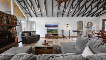 Televisión, chimenea, mesa de ping pong