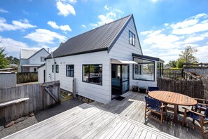 Outdoor dining - Sparkling 3-bedroom home with fireplace and views (National Park)