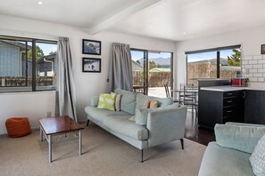 Smart TV, fireplace, DVD player, books - Sparkling 3-bedroom home with fireplace and views (National Park)