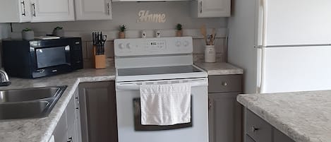 Refrigerador, microondas, horno, placa de cocina