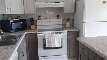 Jääkaappi, mikroaaltouuni, uuni, liesi