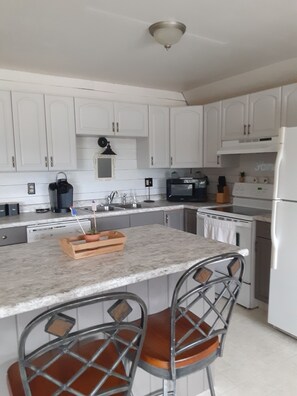 Kjøleskap, mikrobølgeovn, ovn og kokeplater