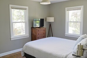 3 bedrooms, iron/ironing board, travel cot, WiFi - Cozy Bull City Home*1.5 mi to Duke* Dog friendly (Durham)