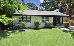 Exterior - Cozy Bull City Home*1.5 mi to Duke* Dog friendly (Durham)
