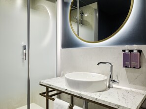 Chambre Confort, 1 lit double, balcon | Salle de bain | Douche, sèche-cheveux, peignoirs, chaussons