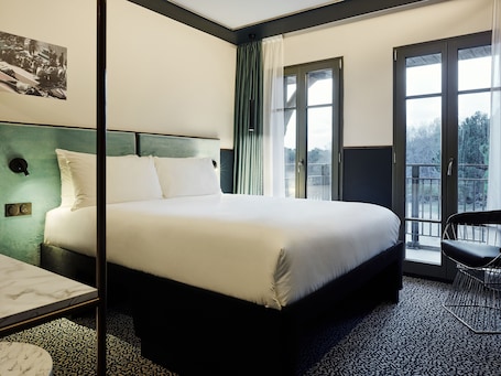 Comfort Room, 1 Double Bed, Balcony | Minibar, in-room safe, blackout drapes, soundproofing