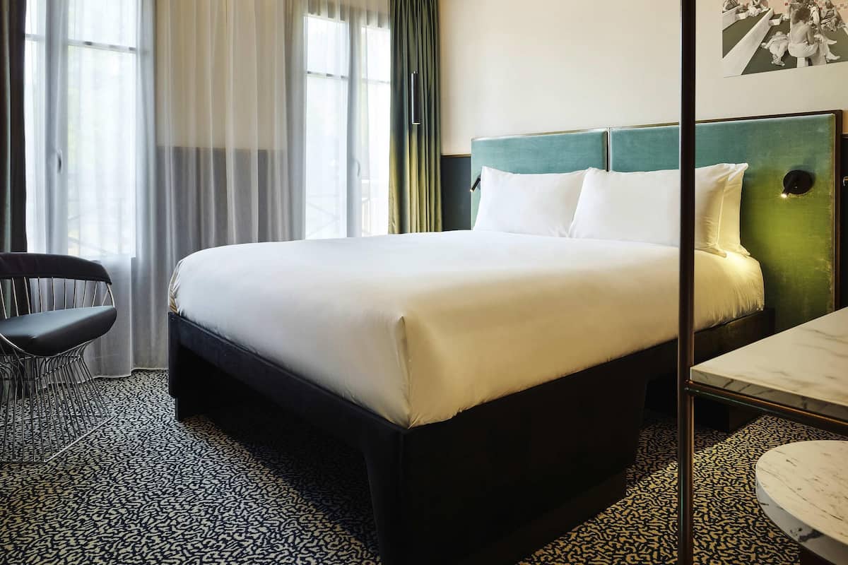 Comfort Room, 1 Double Bed | Minibar, in-room safe, blackout drapes, soundproofing