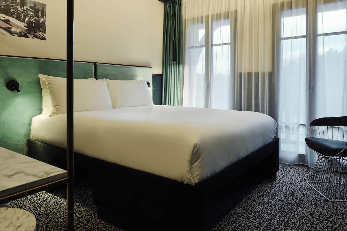 Comfort Room, 1 Double Bed, Balcony | Minibar, in-room safe, blackout drapes, soundproofing