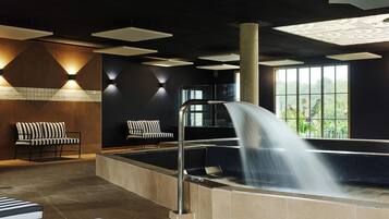 Una piscina techada, abierta desde las 09:30 hasta las 19:30, sombrillas