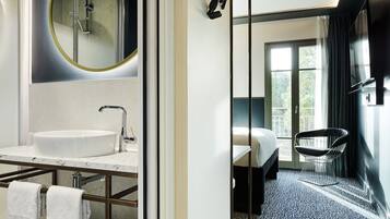 Habitación Confort, 1 cama doble, balcón | Minibar, caja fuerte, cortinas opacas y sistema de insonorización
