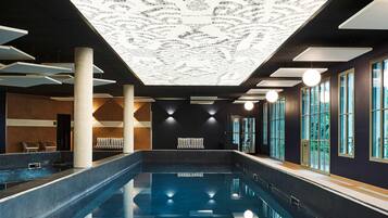 Piscina coberta (horari: 09:30-19:30), para-sols i gandules