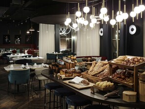 Café da manhã com buffet todos os dias mediante uma taxa